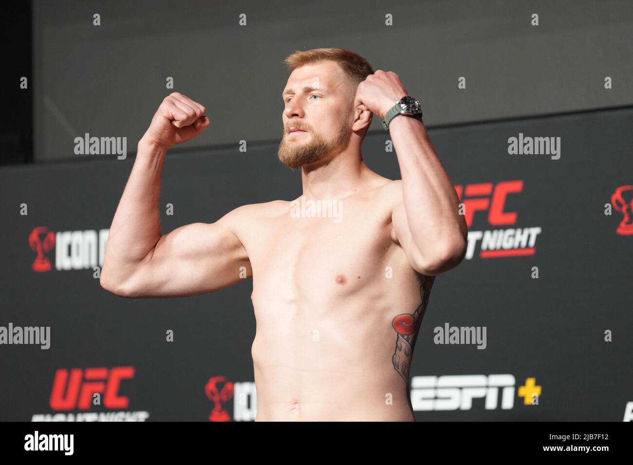 Las Vegas, Stati Uniti. 03rd giugno 2022. LAS VEGAS, NV - Maggio 3: Jairzinho Rozenstruik scala per il pesato ufficiale a UFC Apex per UFC Fight Night - Volkov vs Rozenstruik - Weigh-in il 3 giugno 2022 a LAS VEGAS, Stati Uniti. (Foto di Louis Grasse/PxImages) Credit: PX Images/Alamy Live News Foto Stock