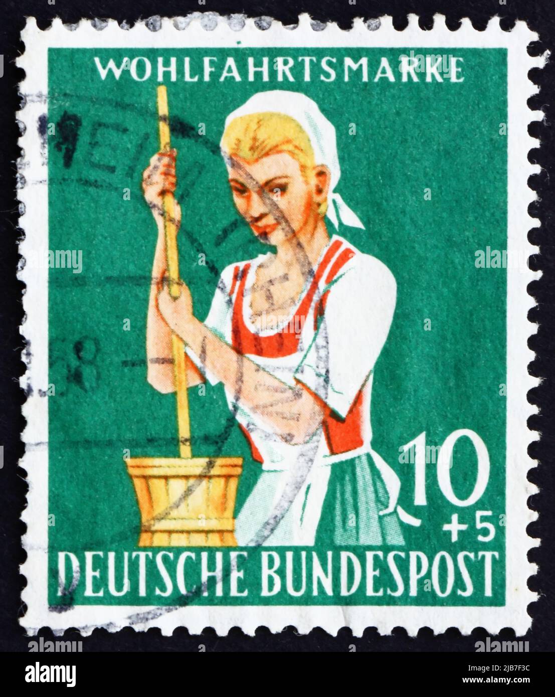 GERMANIA - CIRCA 1958: Un timbro stampato in Germania mostra Dairy Maid, circa 1958 Foto Stock