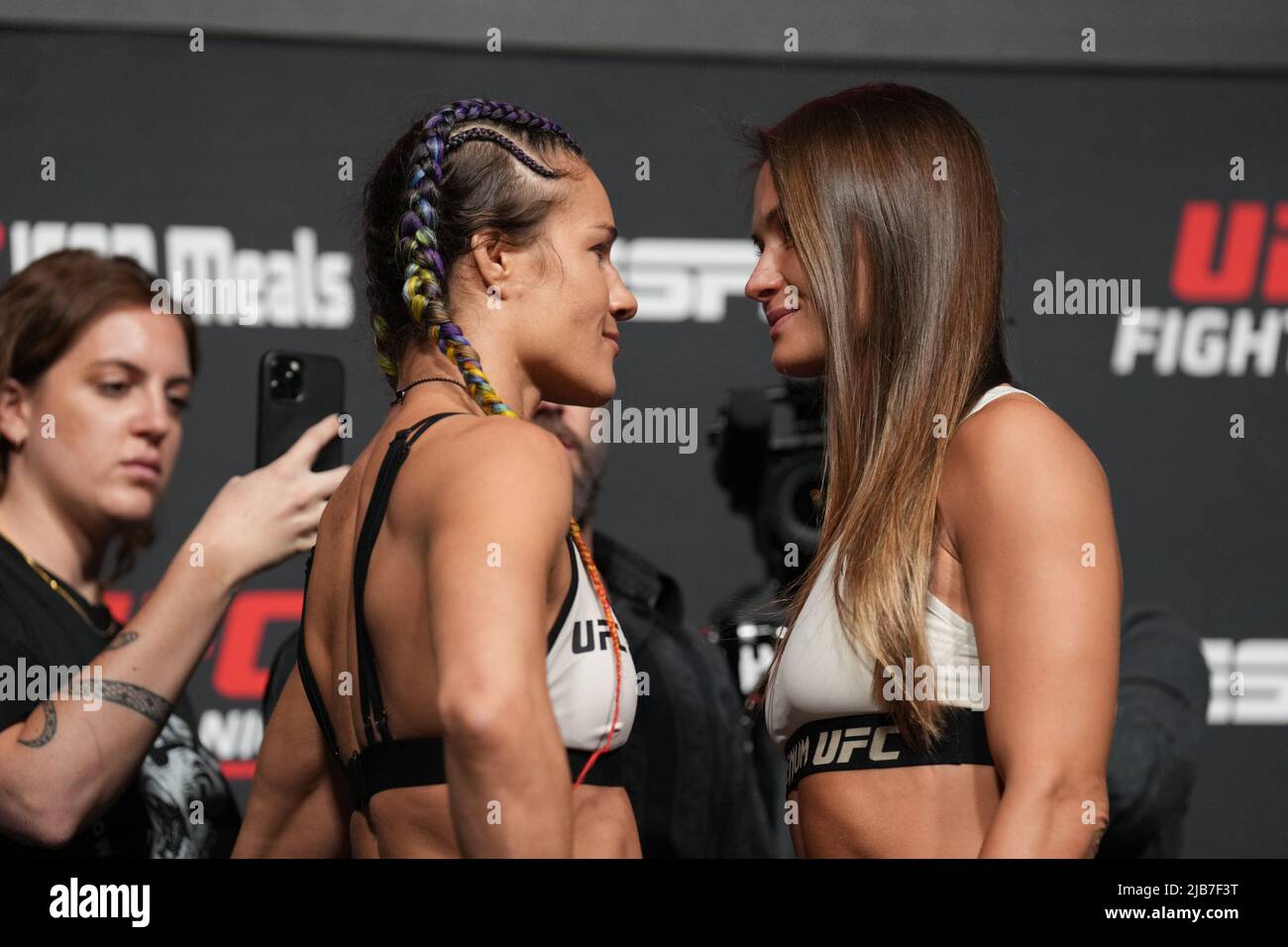 Las Vegas, Stati Uniti. 03rd giugno 2022. LAS VEGAS, NV - Maggio 3: Felice Herrig (L) e Karolina Kowalkiewicz (R) si affrontano dopo i pesati ufficiali a UFC Apex per UFC Fight Night - Volkov vs Rozenstruik - Weigh-in il 3 giugno 2022 a LAS VEGAS, Stati Uniti. (Foto di Louis Grasse/PxImages) Credit: PX Images/Alamy Live News Foto Stock