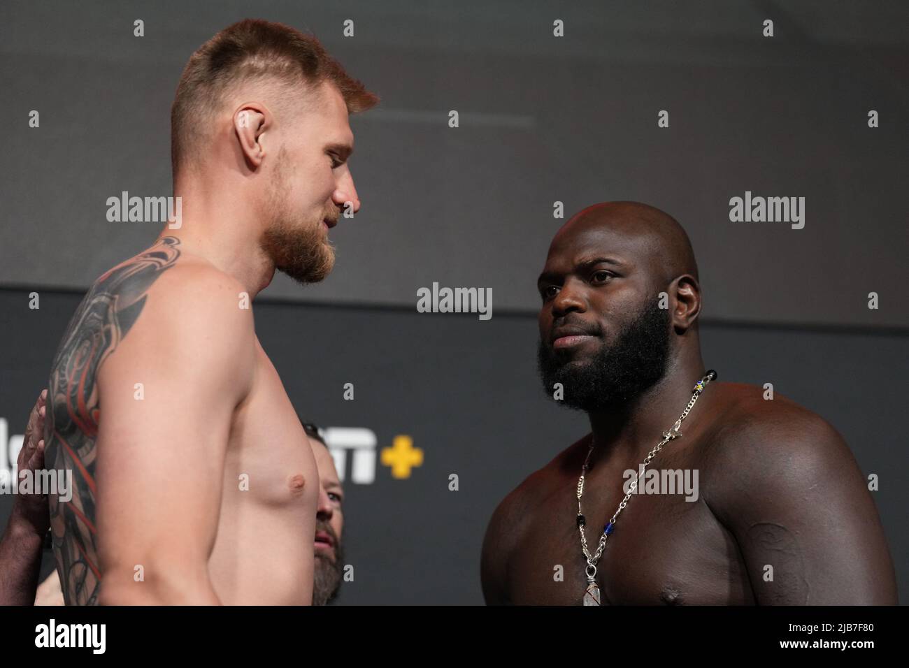 Las Vegas, Stati Uniti. 03rd giugno 2022. LAS VEGAS, NV - Maggio 3: Alexander Volkov (L) e Jairzinho Rozenstruik (R) a faccia a faccia dopo il pesato ufficiale a UFC Apex per UFC Fight Night - Volkov vs Rozenstruik - Weigh-in il 3 giugno 2022 a LAS VEGAS, Stati Uniti. (Foto di Louis Grasse/PxImages) Credit: PX Images/Alamy Live News Foto Stock