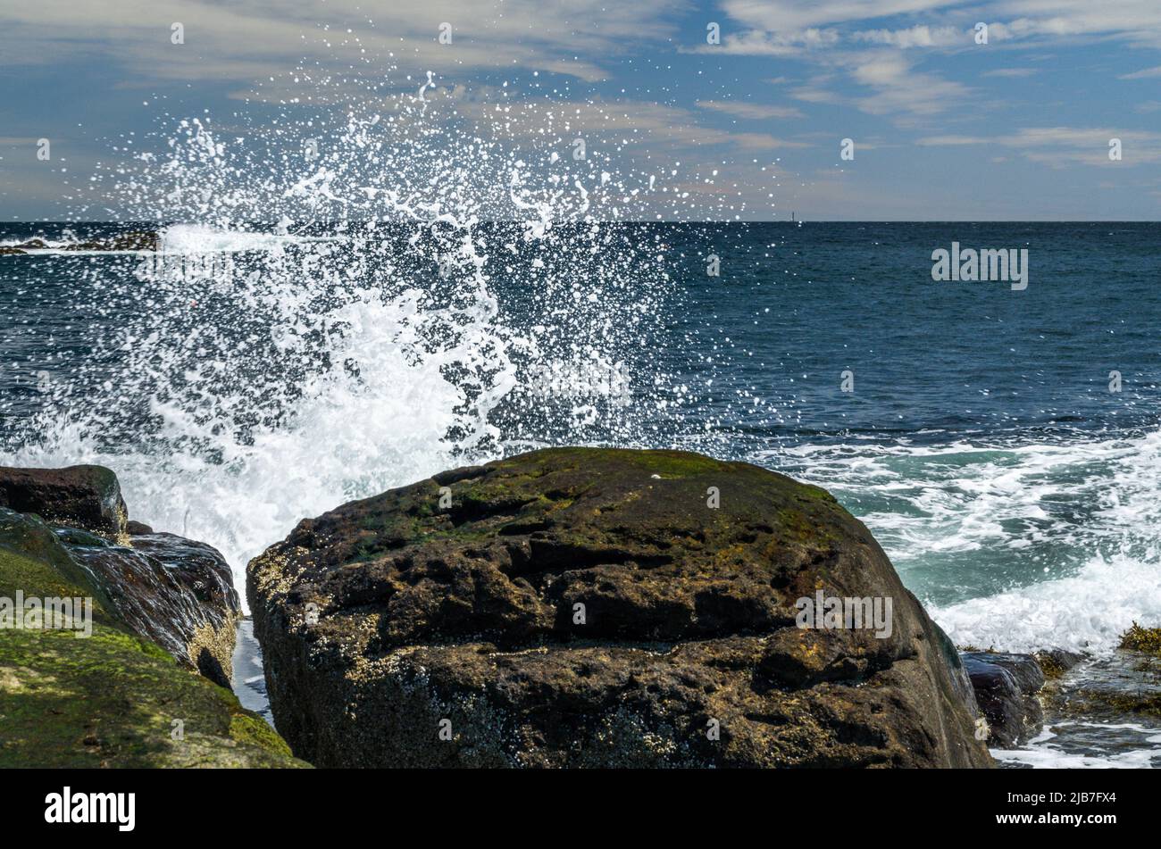 Un Seasplash verticale e le onde che si infrangono a Cape Neddick Nuble Lighthouse, York, Maine, USA Foto Stock