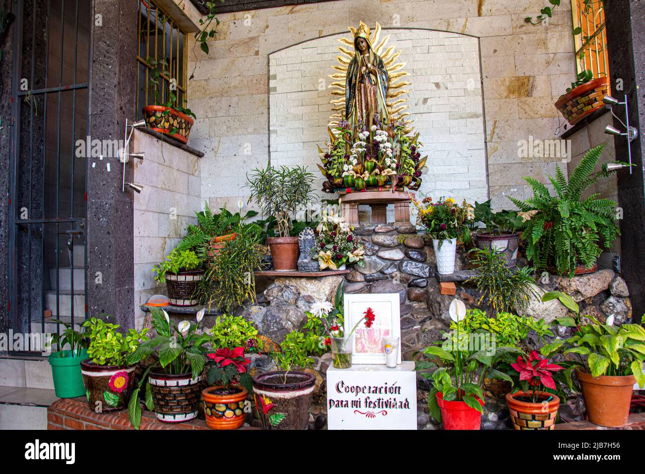 Una statua religiosa della Vergine Maria circondata da piante all'interno di un centro commerciale al coperto, Guanajuato, Messico. Foto Stock