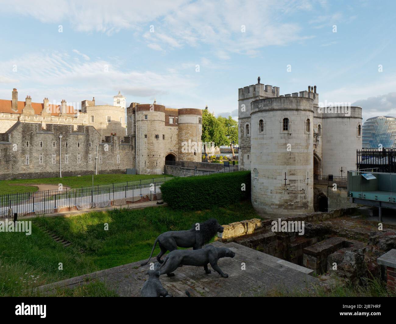 Londra, Grande Londra, Inghilterra, maggio 21 2022: Statue del Leone con il complesso della Torre di Londra alle spalle. Foto Stock