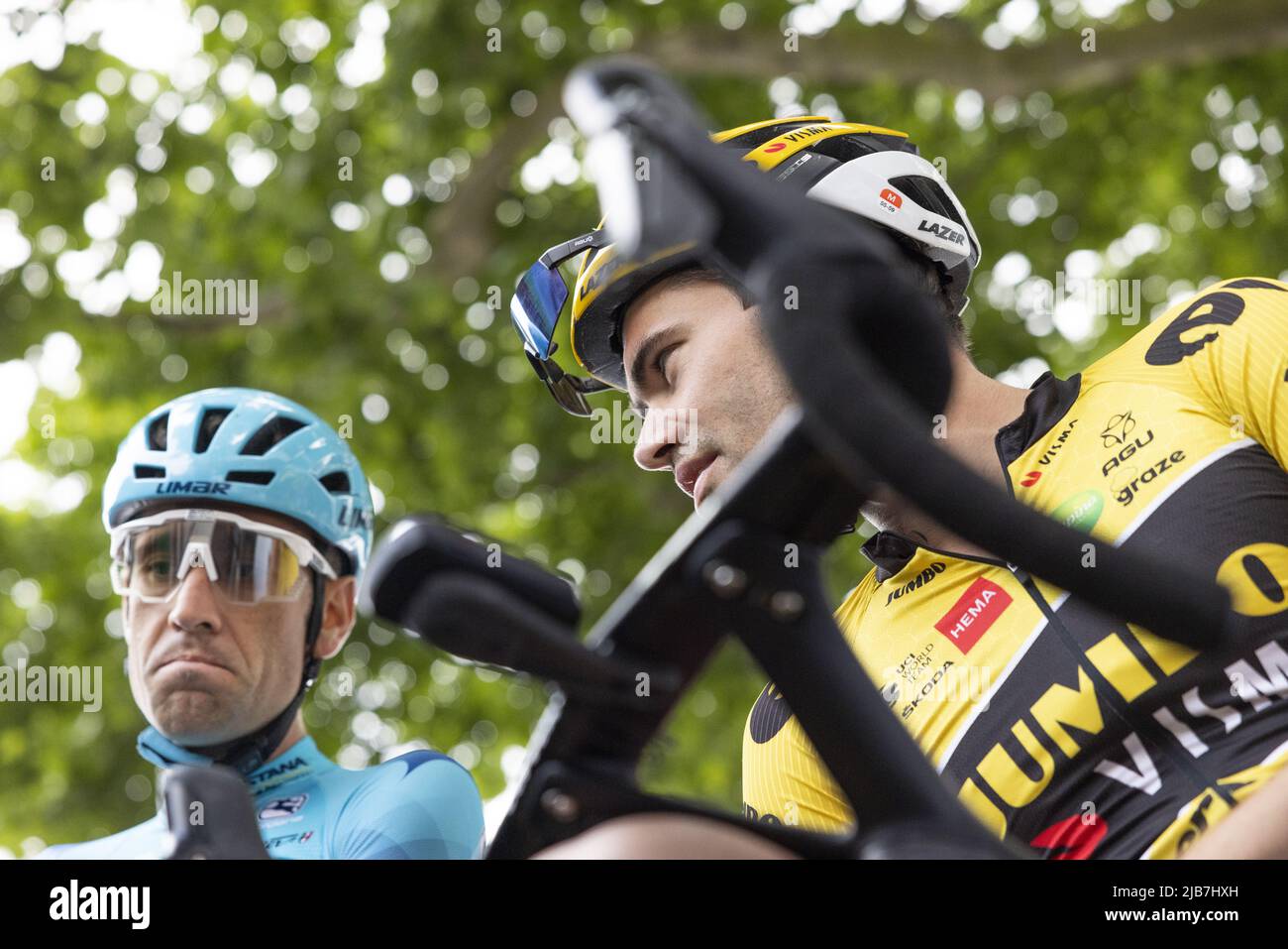 MAASTRICHT - ciclista Tom Dumoulin con il ciclista italiano Vincenzo Nibali prima dello start del RSM-Wealer Ronde, un criterio a Maastricht. Dumoulin terminerà la sua carriera dopo questa stagione. ANP ROB ANGELAAR Foto Stock