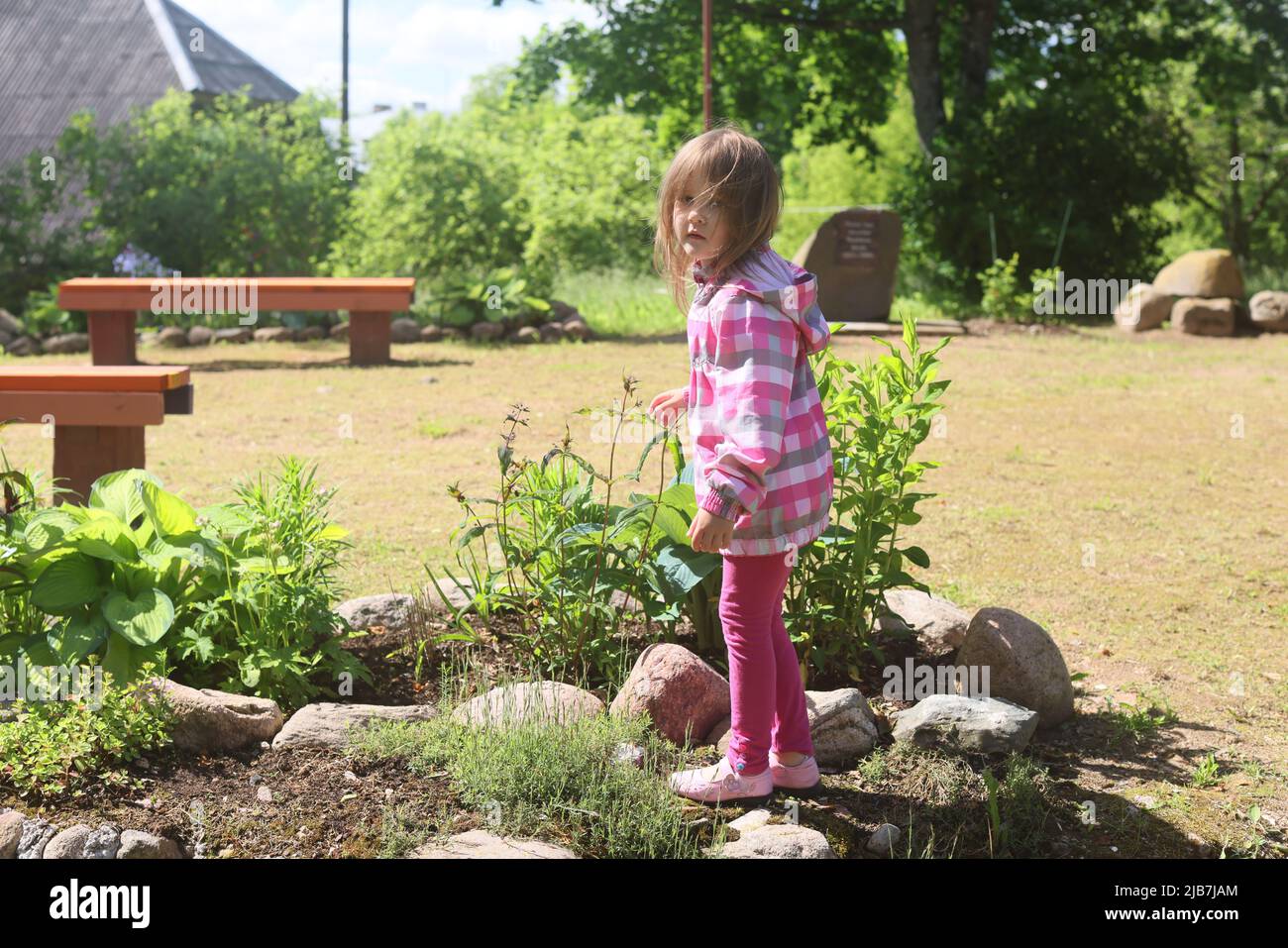 Ragazza carina di 3 anni che gioca all'aperto nella contea di lato Lettonia 13 2021 giugno Foto Stock