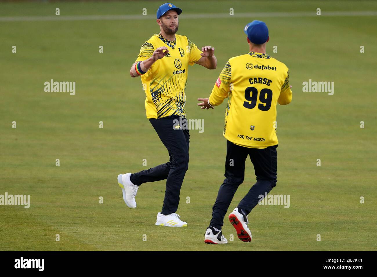 CHESTER LE STREET, REGNO UNITO. GIUGNO 1st Andrew Tye di Durham festeggia con Brydon Carse dopo aver catturato Colin Munro dal bowling di Scott Borthwick durante la partita Vitality T20 Blast tra il Durham County Cricket Club e il Worcestershire al Seat Unique Riverside, Chester le Street, mercoledì 1st giugno 2022. (Credit: Mark Fletcher | MI News) Credit: MI News & Sport /Alamy Live News Foto Stock