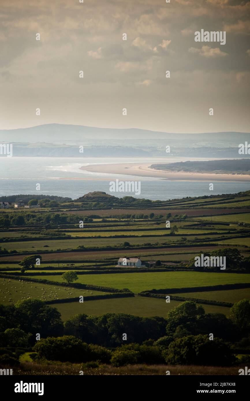 Cyfn Bryn Gower Wales UK High Level Vista panoramica a nord con vista sui campi e le proprietà verso l'estuario di Loughor. Foto Stock