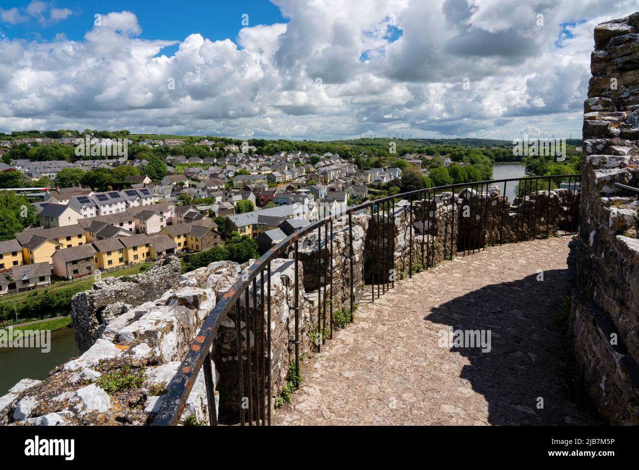 Vista su Milford Haven dalla cima del castello di Pembroke Foto Stock