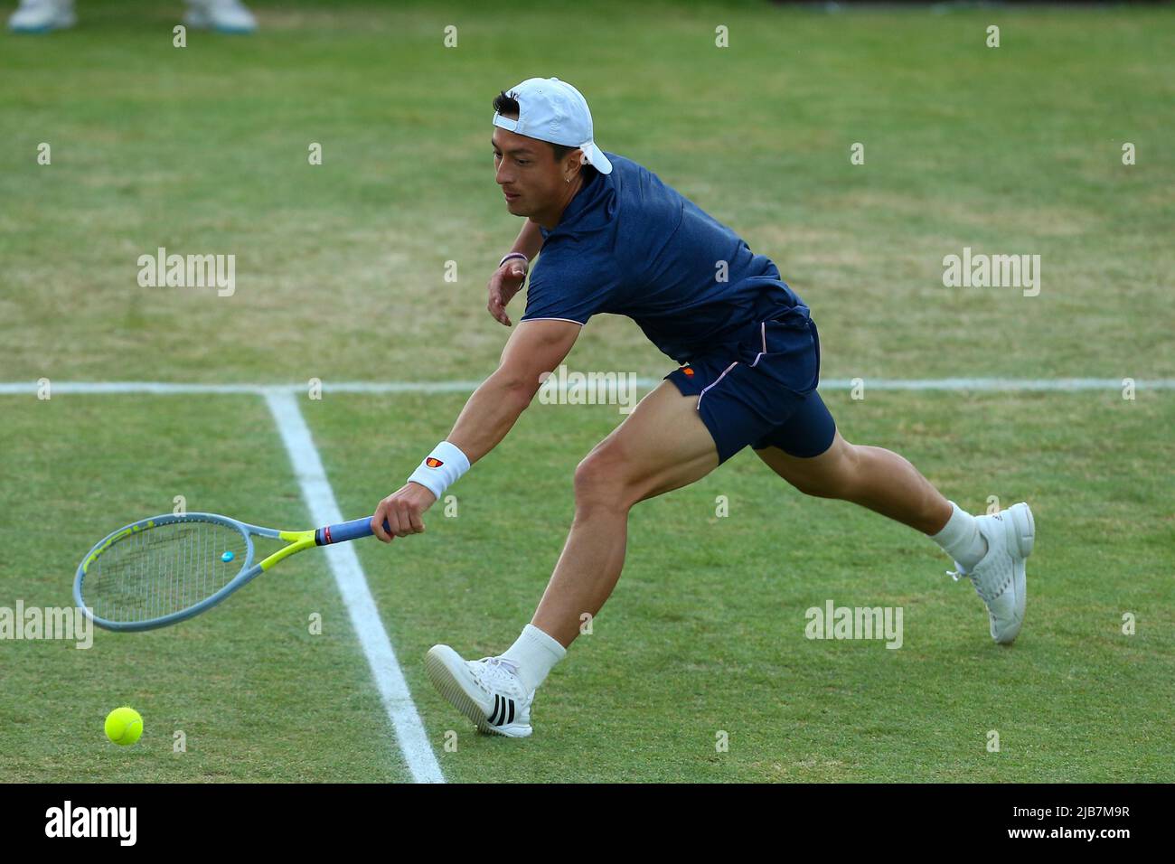 3rd giugno 2022; Surbiton Racket & amp; Fitness Club, Surbiton, Londra, Inghilterra: Trofeo di Surbiton Torneo di Tennis: Ryan Peniston (GBR) si allunga per una mano indietro a otto Virtanen (fin) vicino alla rete che fa. Foto Stock