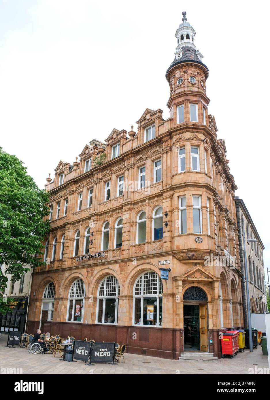Hull, East Yorkshire, UK, 21 maggio 2022 l'ex Yorkshire Penny Bank che si dimorava in Cental Hull, ora usato come una caffetteria. Foto Stock