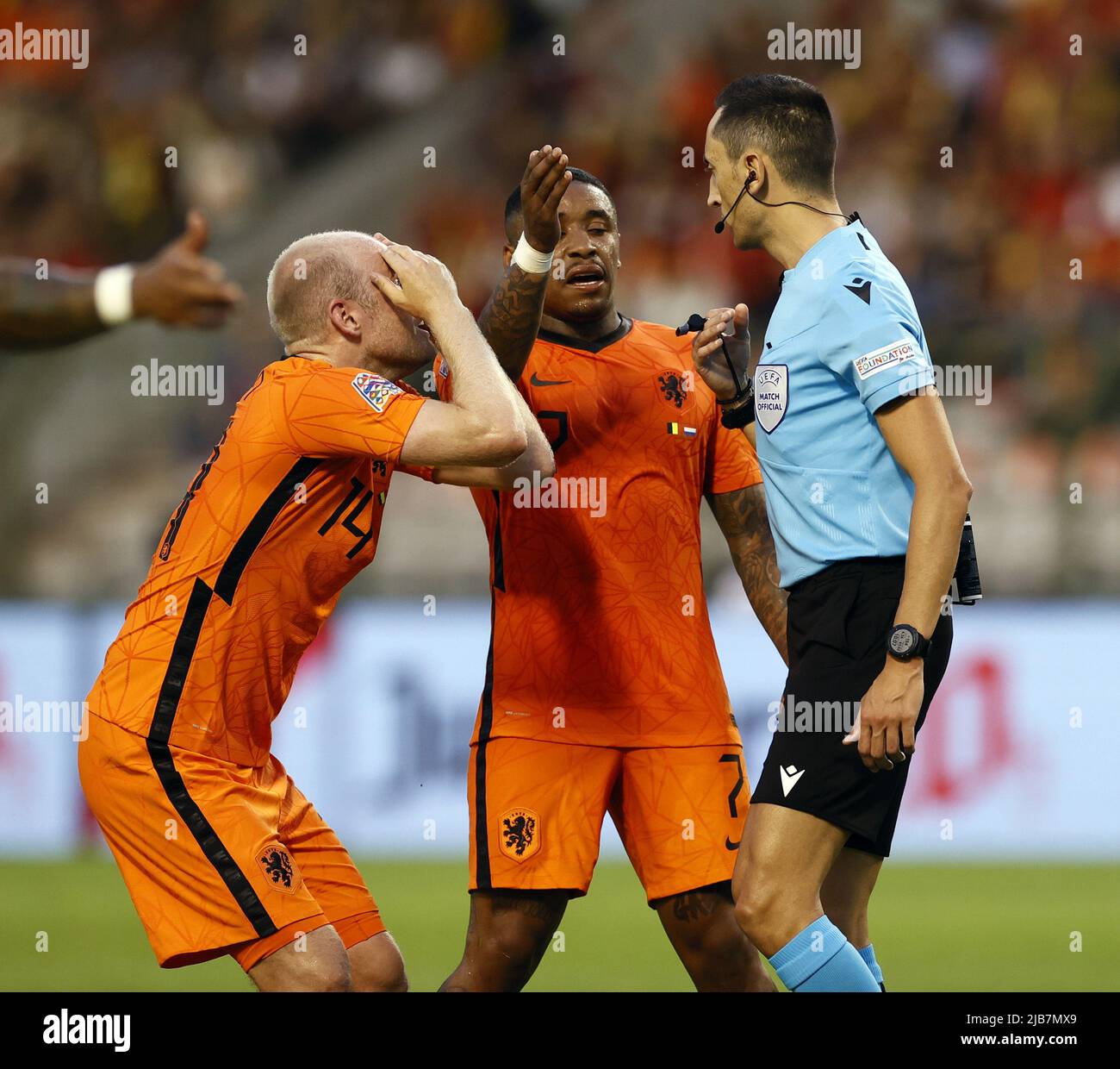 Bruxelles, Belgio. 03rd giugno 2022. BRUXELLES - (lr) Davy Klaassen d'Olanda, Steven Bergwijn d'Olanda, arbitro Jose Maria Sanchez durante la partita della UEFA Nations League tra Belgio e Paesi Bassi al King Baudouin Stadium il 3 giugno 2022 a Bruxelles, Belgio. KOEN VAN WEEL Credit: ANP/Alamy Live News Foto Stock