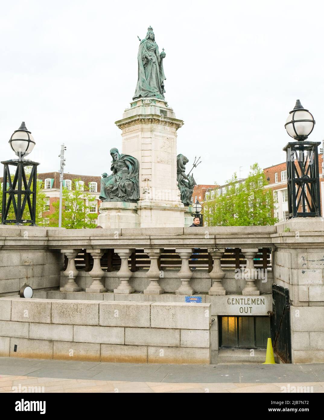 Hull, East Yorkshire, UK, 21 maggio 2022 un gentleman's public convenience inappropriatamente firmato dal monumento Victoria nel centro di Hull. Foto Stock