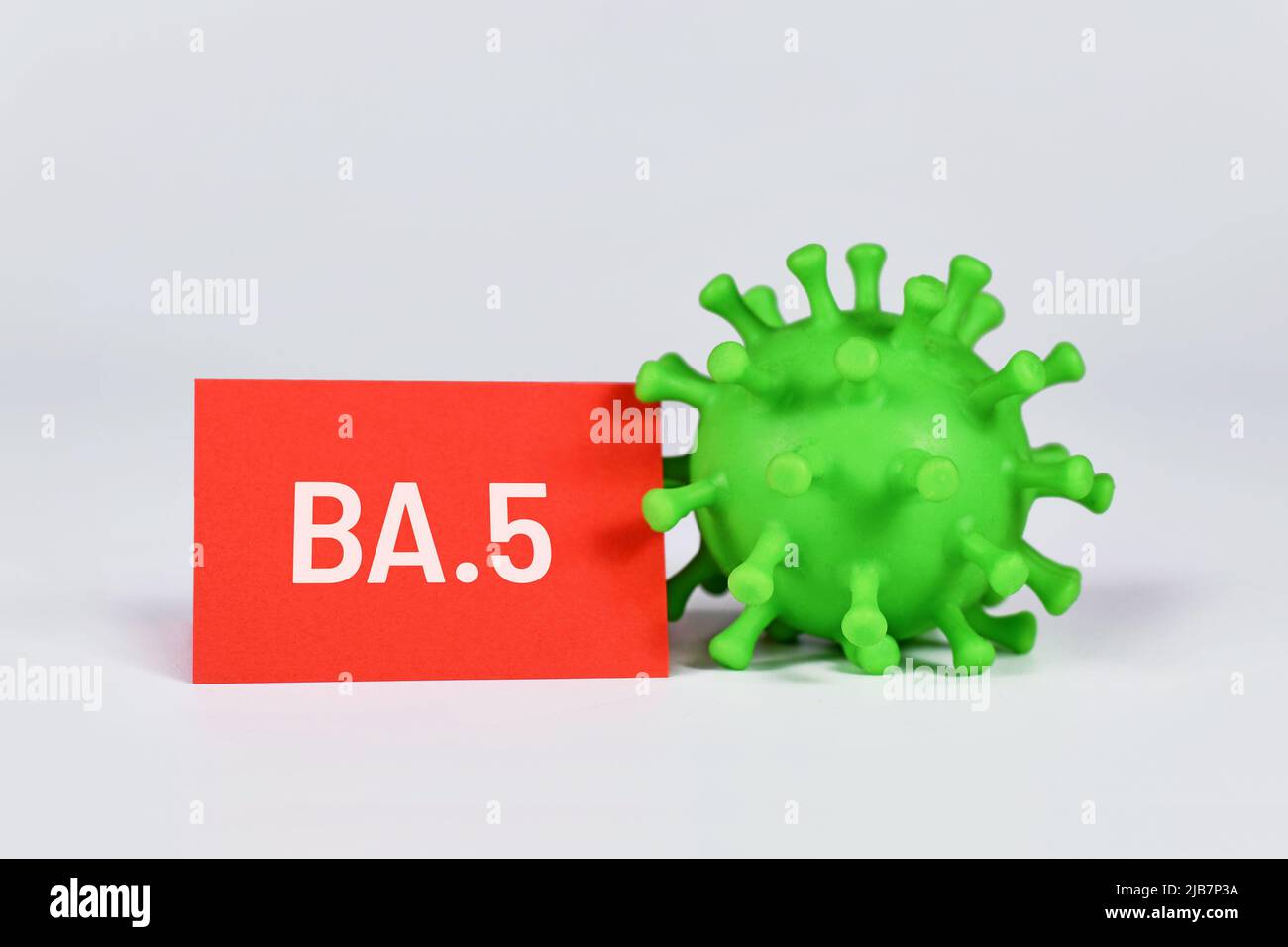 Omicron subvariante BA.5 concetto di mutazione del virus con modello e testo del virus Foto Stock