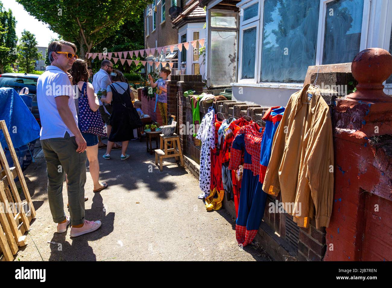 Persone che acquistano in una stalla durante un Jumble Trail locale in Forest Gate, Newham, Londra, Regno Unito Foto Stock
