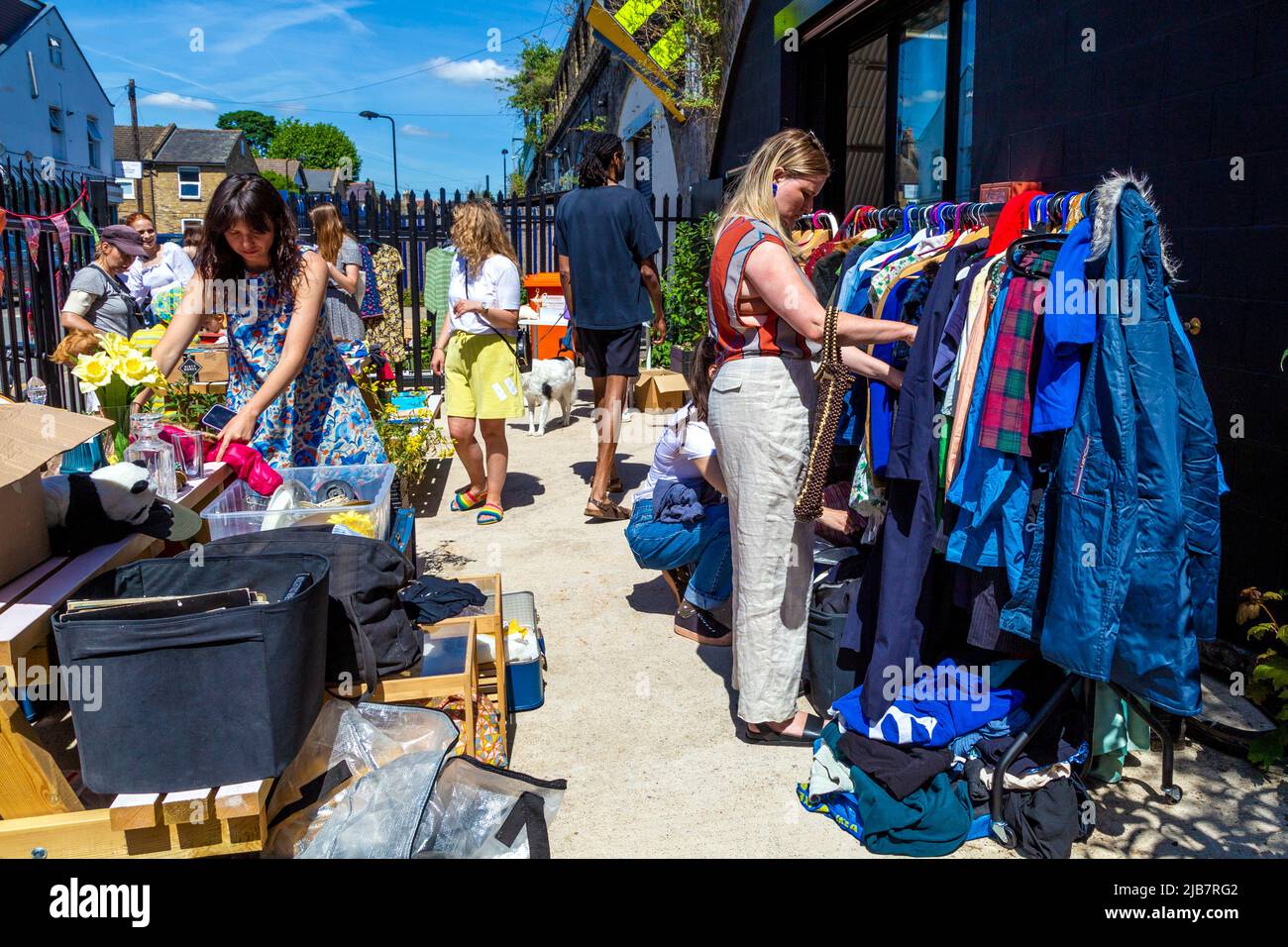 Persone che acquistano in una stalla durante un Jumble Trail locale in Forest Gate, Newham, Londra, Regno Unito Foto Stock