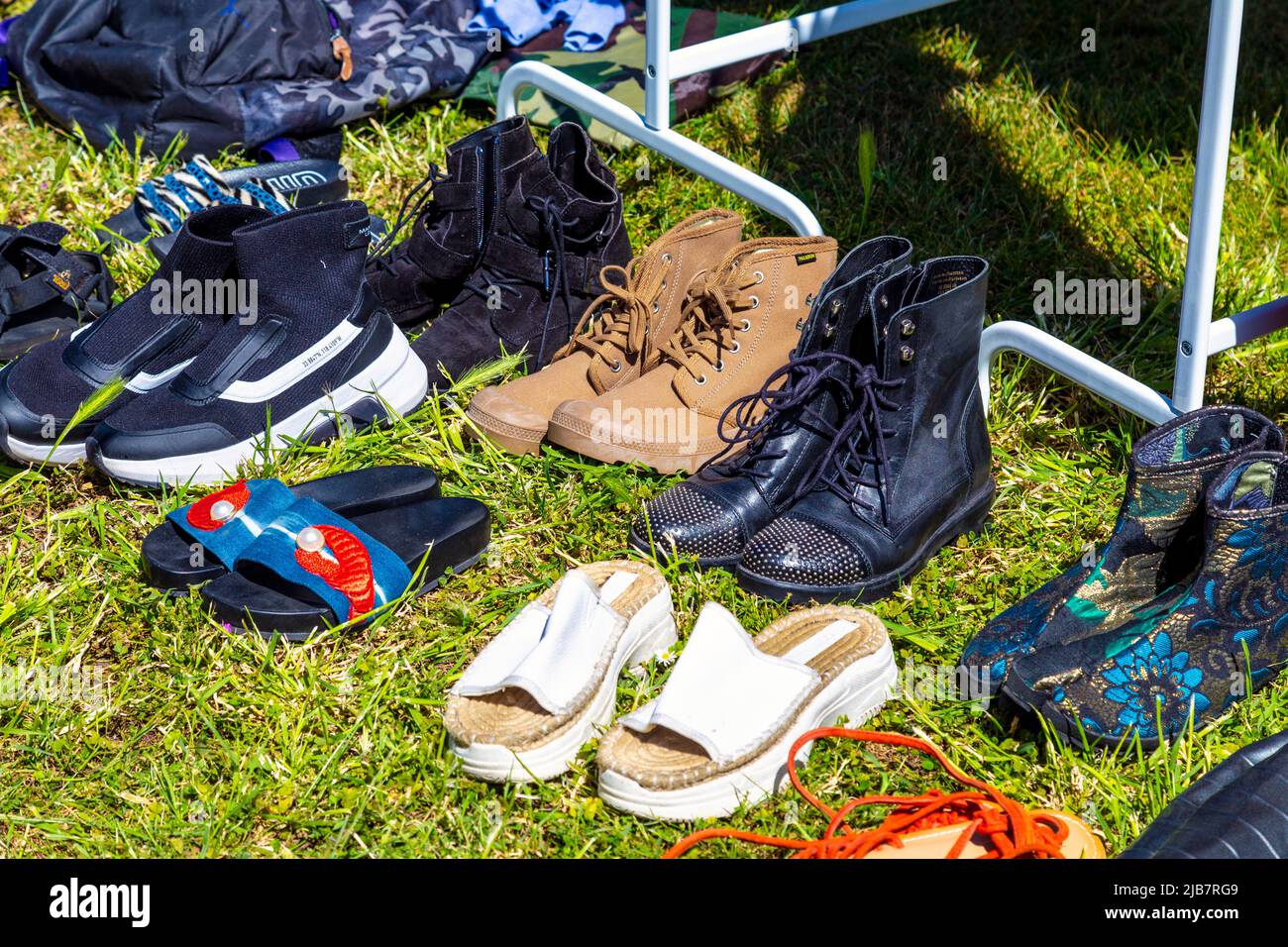 Selezione di scarpe di seconda mano presso la comunità locale Jumble Trail a Forest Gate, Newham, Londra, Regno Unito Foto Stock