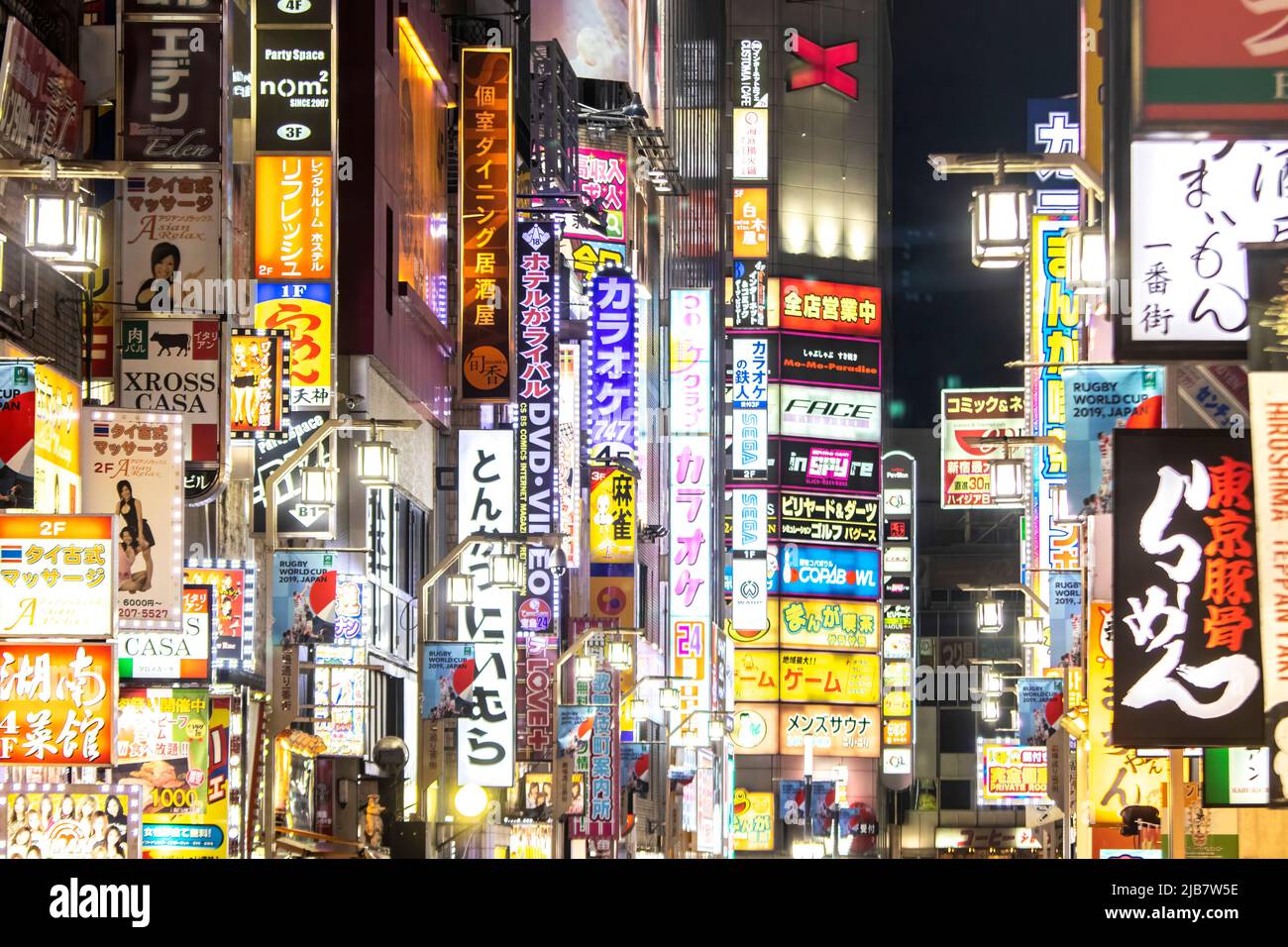 Luci notturne a Kabukichō, Shinjuku, Tokyo Foto Stock