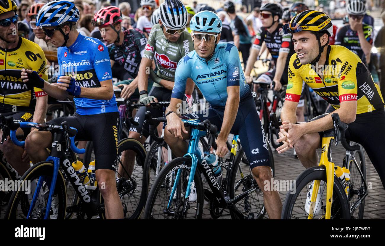 MAASTRICHT - il ciclista italiano Vincenzo Nibali (L) e il ciclista Tom Dumoulin prima della partenza del RSM-Wealer Ronde, un criterio a Maastricht. Dumoulin terminerà la sua carriera dopo questa stagione. ANP ROB ANGELAAR Foto Stock