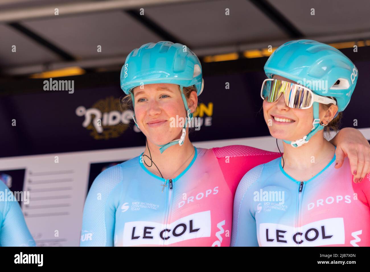 Marjolein van 't Geloof, aprile Tacey ciclisti del team le col Wahoo alla gara ciclistica internazionale femminile RideLondon Classique UCI a Maldon, Essex Foto Stock