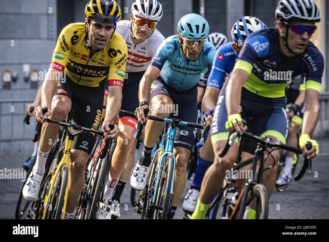 MAASTRICHT - il ciclista italiano Vincenzo Nibali (L) e il ciclista Tom Dumoulin durante il RSM-Wealer Ronde, un criterio a Maastricht. Dumoulin terminerà la sua carriera dopo questa stagione. ANP ROB ANGELAAR Foto Stock
