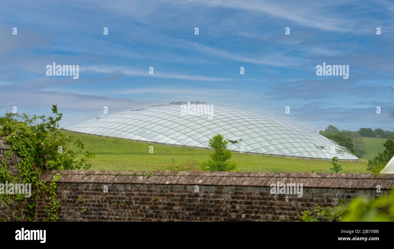 Futuristica cupola del giardino d'inverno di pannelli di vetro in travetti d'acciaio, adagiato su una collina. Wales Botanic Garden la più grande serra a campata singola del mondo Foto Stock