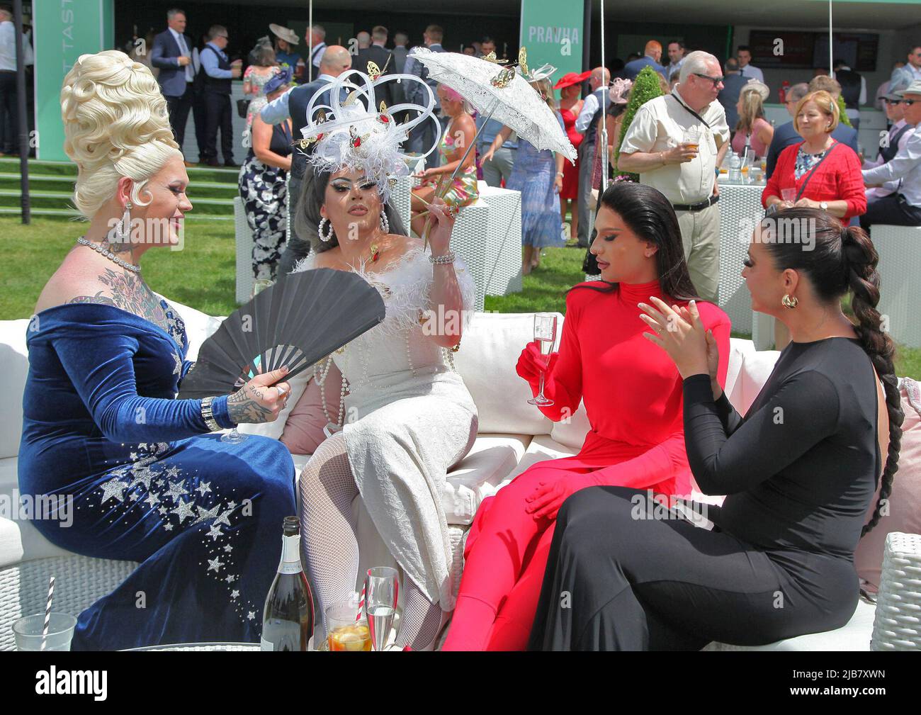 Epsom Downs, Surrey, Regno Unito. 3rd giugno 2022. Le ragazze vogliono solo divertirsi al Cazoo Oaks classica corsa di cavalli credito: Motofoto/Alamy Live News Foto Stock