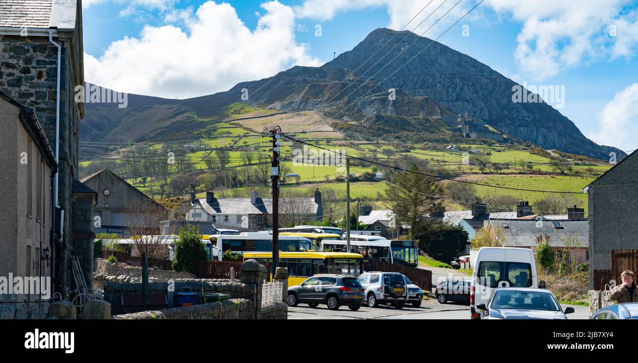 La Clynnog e la Trevor Bus Company si trovano a Trevor, Gwynedd, con la montagna 'Yr Eifl' che torreggia sul Villaggio. Foto Stock