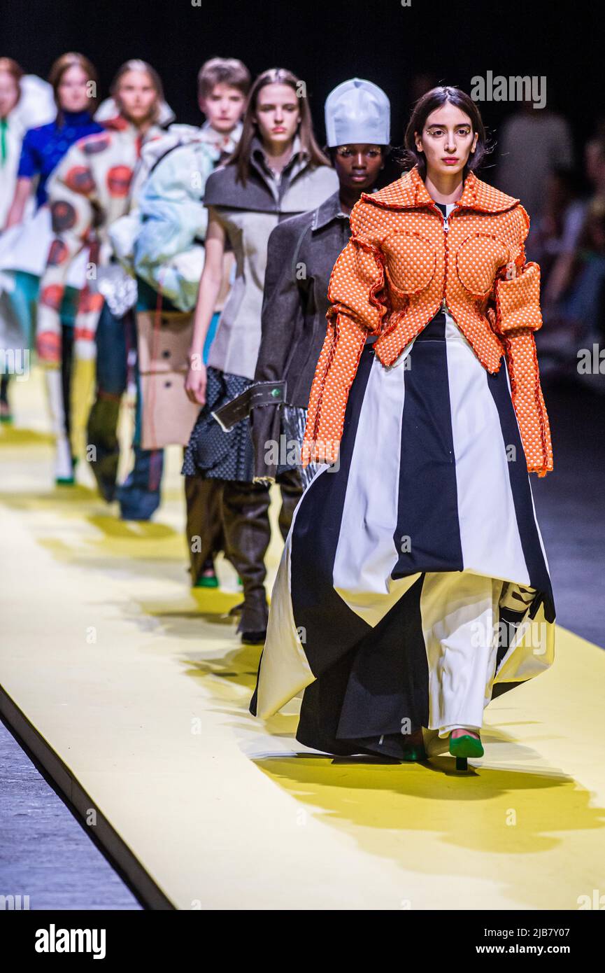 I modelli mostrano gli articoli del terzo anno di bachelor durante la sfilata di moda di fine anno che mostra le creazioni degli studenti del diploma di bachelor e master del reparto moda della Royal Academy of fine Arts - AP Hogeschool, ad Anversa, venerdì 03 giugno 2022. FOTO DI BELGA JONAS ROOSENS Foto Stock