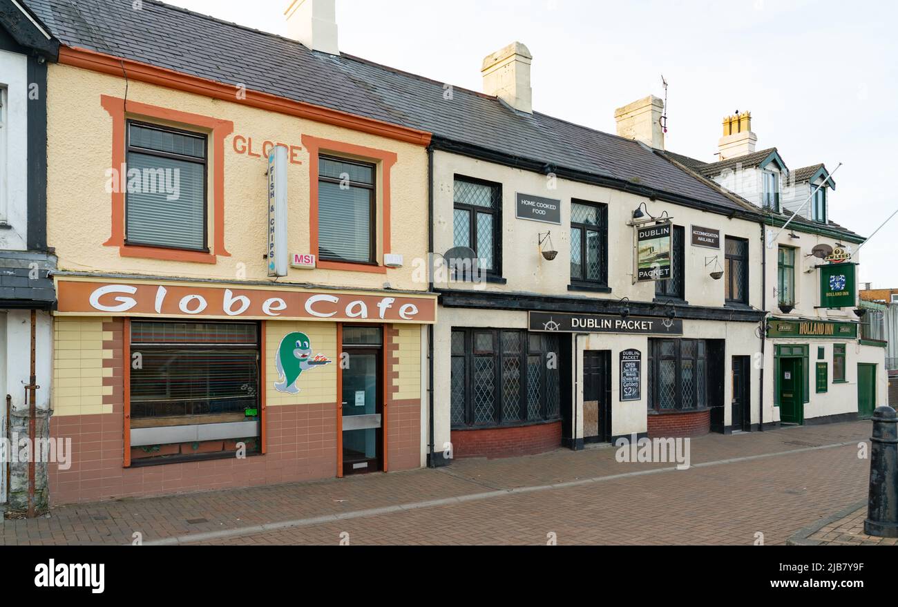 The Globe Cafe, The Dublin Packet and Holland Inn Pub, Rhos-Y-Gaer Terrace, Holyhead, Anglesey, Galles del Nord. Preso nel gennaio 2022. Foto Stock
