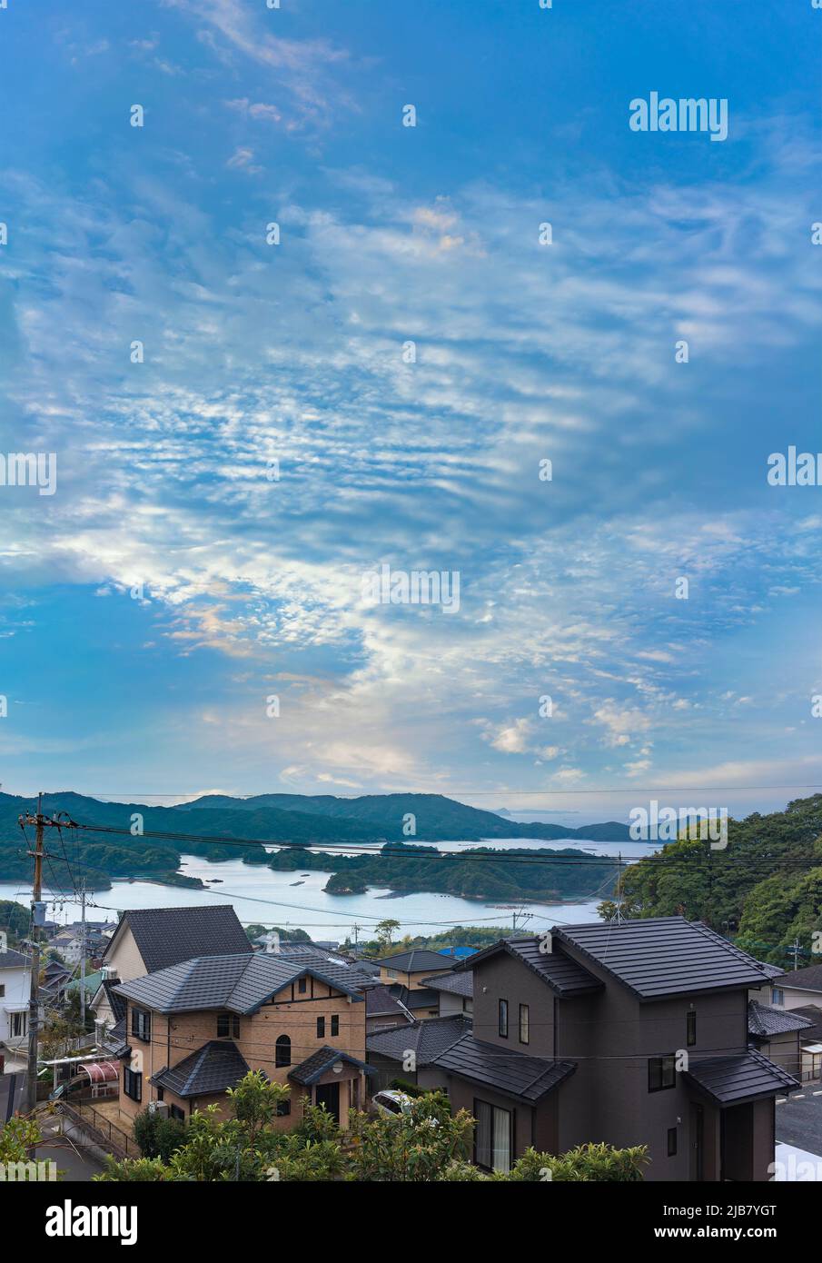 kyushu, giappone - dicembre 09 2021: Vista dall'alto di una zona residenziale che domina la splendida Kujūkushima marina con isole che si trovano al largo della S Foto Stock