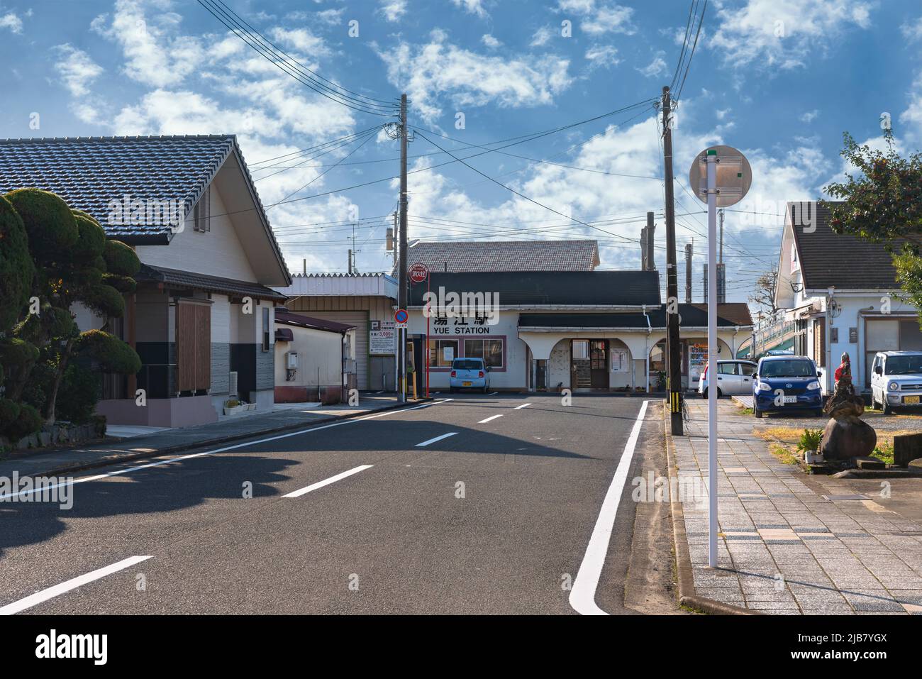 kyushu, giappone - dicembre 10 2021: Strada di traffico che conduce alla stazione ferroviaria di Yue della città di Isahaya nella prefettura di Nagasaki con archi belo Foto Stock