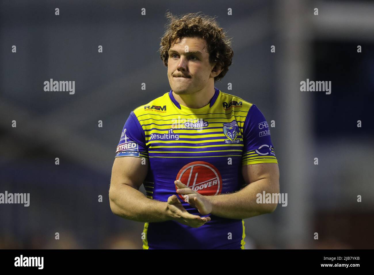Rob Mulhern #19 di Warrington Wolves si aggrappa le mani e applaude i sostenitori a tempo pieno Foto Stock