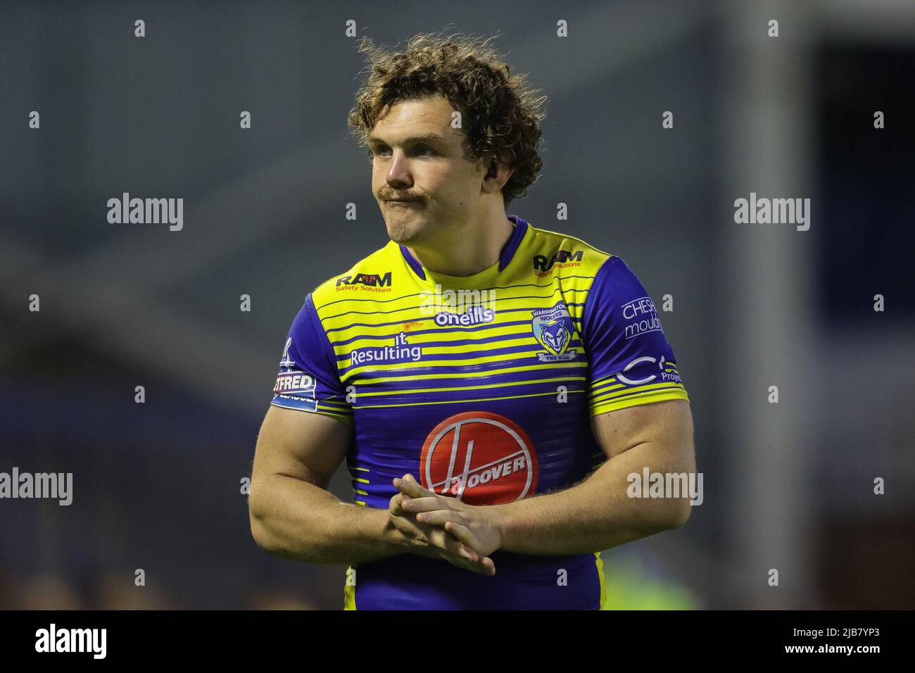 Un abbattuto Rob Mulhern #19 di Warrington Wolves si aggrappa le mani e applaude i sostenitori a tempo pieno Foto Stock