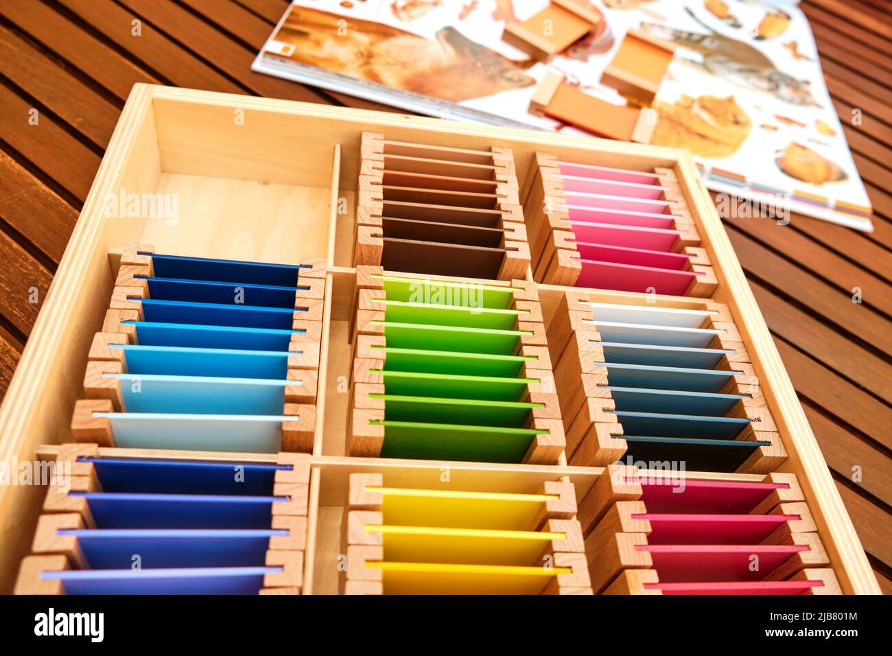 Lo scopo del Montessori Color Box è quello di sviluppare il senso visivo del colore di un bambino. Foto Stock