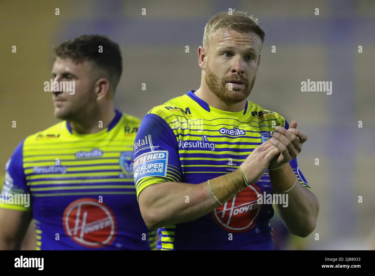 Oliver Holmes #12 di Warrington Wolves si aggrappa le mani e applaude i sostenitori a tempo pieno Foto Stock