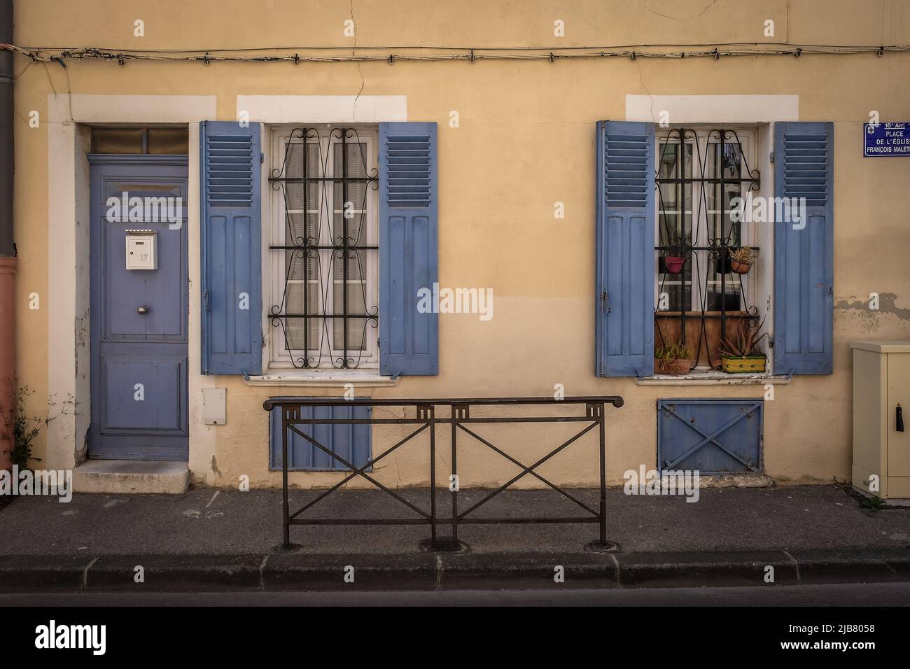 L'Estaque, Marsiglia, Francia, maggio 2022, vista di una casa in piazza Franois Maleterre Foto Stock