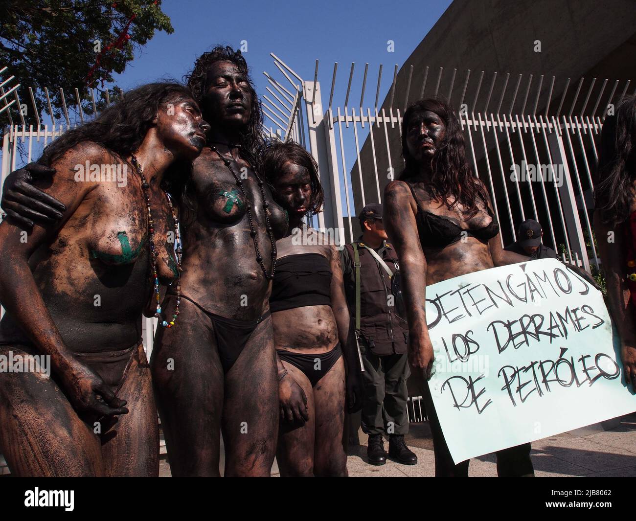 Le donne attiviste, in scatola di petrolio, scendono per le strade per protestare contro le fuoriuscite di petrolio. Decine di attivisti e movimenti indigeni si sono dimostrati di fronte a Petroperu, la società statale responsabile della recente fuoriuscita di petrolio nella città delle prole piovane di Chiriaco. Foto Stock