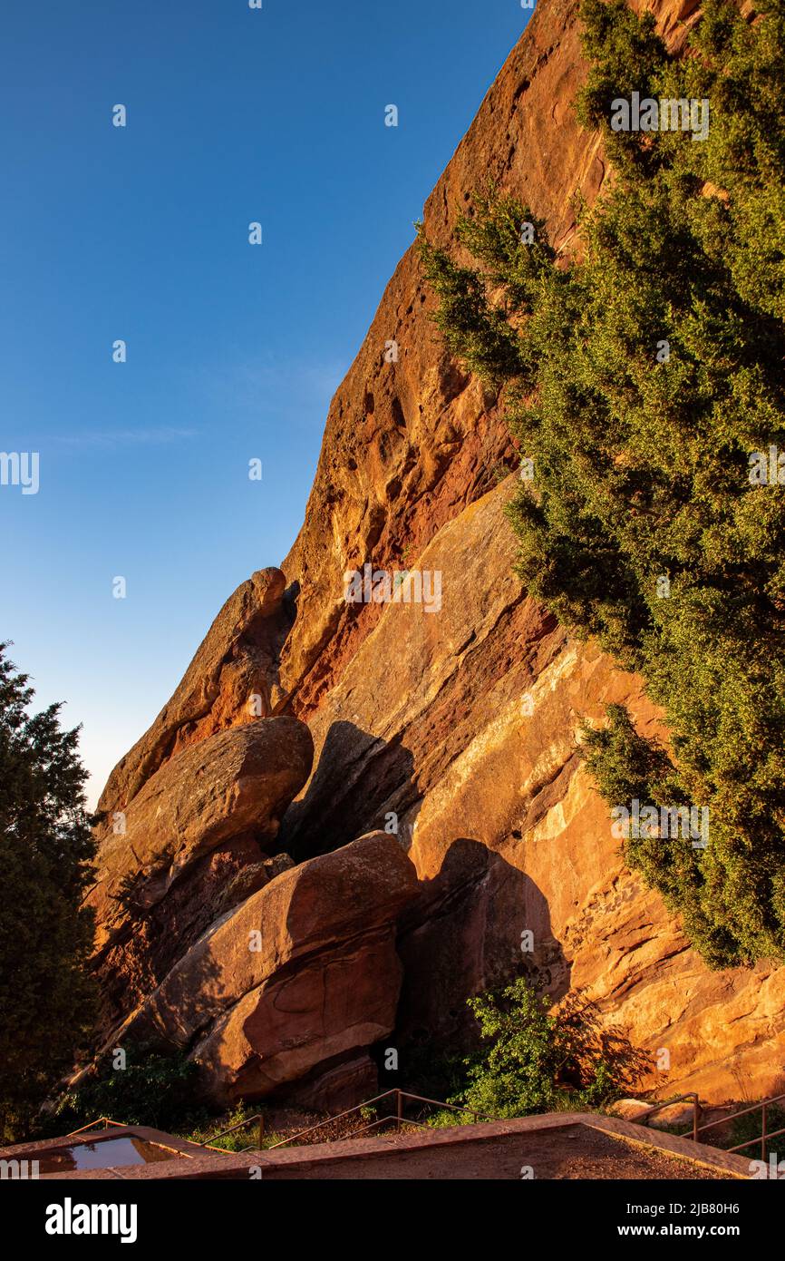 Earluy Morning Sun on Creation Rock nel Red Rocks Mountain Park Foto Stock