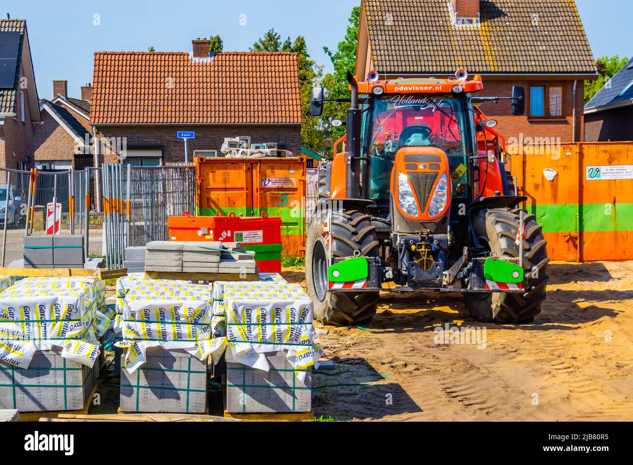Trattore industriale parcheggiato dal marchio New Holland, cantiere a Rucphen, Paesi Bassi, 6 maggio 2022 Foto Stock