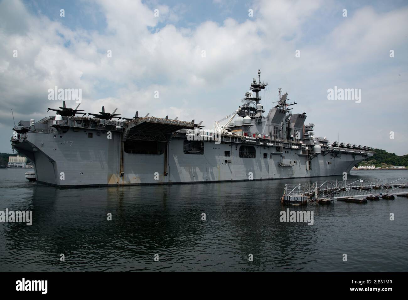 YOKOSUKA, Giappone (3 giugno 2022) — la nave d'assalto anfibio USS Tripoli (LHA 7) parte da Commander, Fleet Activities Yokosuka (CFAY), a seguito di una visita di porto programmata alla CFAY. Mentre svolge operazioni di routine nella flotta USA 7th, Tripoli sostiene gli interessi degli Stati Uniti in tutta la regione, oltre a proteggere la sicurezza marittima e promuovere la stabilità regionale. Per oltre 75 anni, CFAY ha fornito, mantenuto e gestito strutture e servizi di base a supporto delle forze navali dispiegate in avanti della flotta statunitense 7th, dei comandi degli inquilini e di migliaia di persone militari e civili Foto Stock