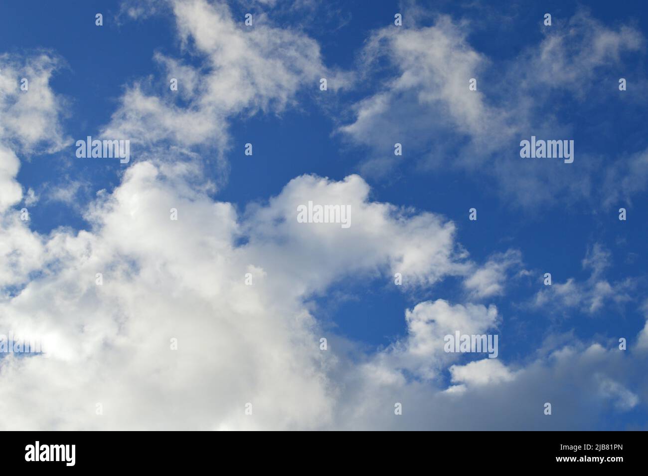 Un cielo blu brillante con morbide nuvole soffici Foto Stock
