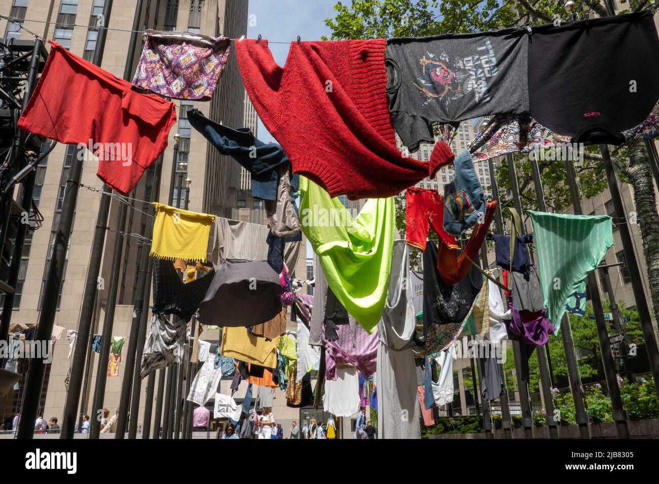 Mostra "Air out Your Dirty Laundry" al Rockefeller Center, New York City, USA 2022 Foto Stock