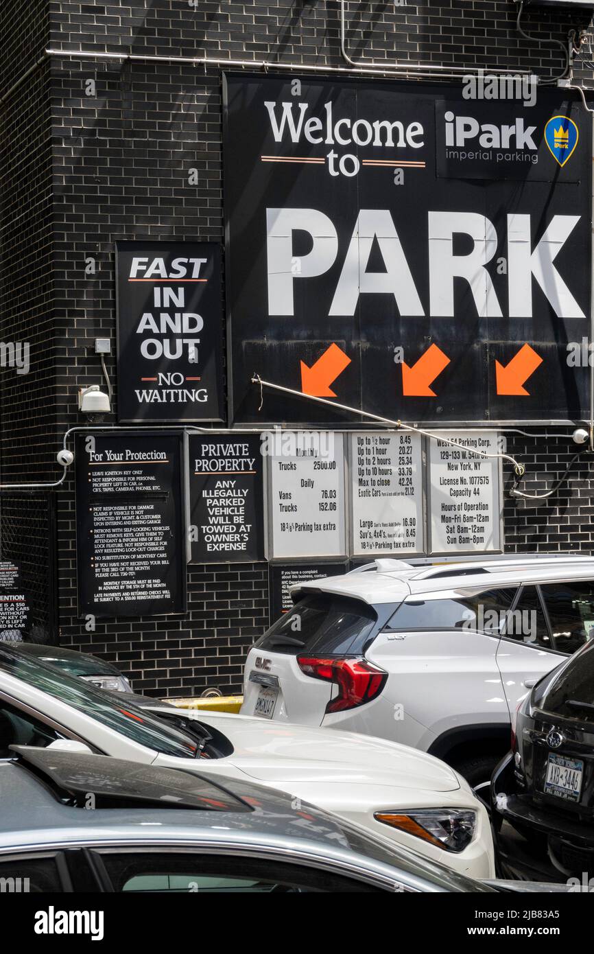 Parcheggio Garage Tariffe Sign in New York City, USA 2022 Foto Stock