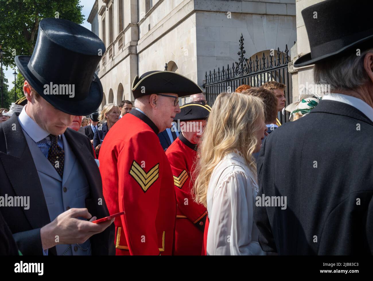 I pensionati del Chelsea aspettano all'ingresso della Horse Guards Parade a Whitehall, Londra, per essere ammessi in un'area VIP per il Platinum Jubil della Regina Elisabetta Foto Stock