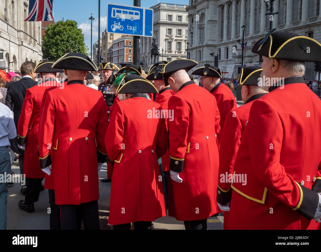 I pensionati Chelsea aspettano all'ingresso della Horse Guards Parade a Whitehall, Londra, per il Giubileo del platino della Regina Elisabetta. Foto Stock