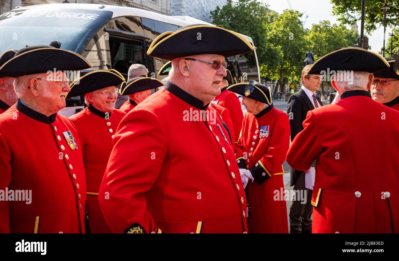 I pensionati Chelsea aspettano all'ingresso della Horse Guards Parade a Whitehall, Londra, per il Giubileo del platino della Regina Elisabetta. Foto Stock