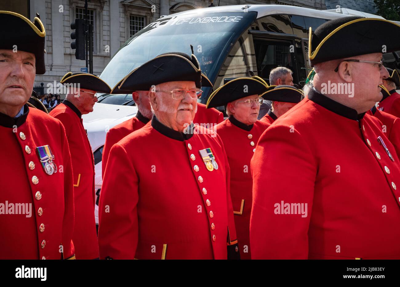 I pensionati Chelsea aspettano all'ingresso della Horse Guards Parade a Whitehall, Londra, per il Giubileo del platino della Regina Elisabetta. Foto Stock