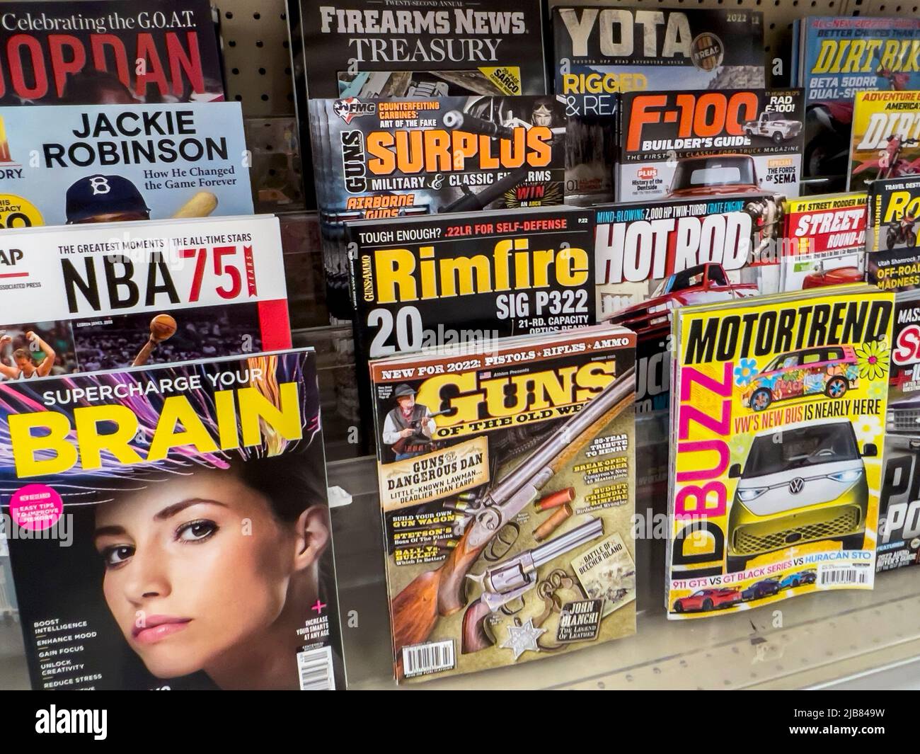 Seattle, WA USA - circa Maggio 2022: Vista ad angolo delle riviste di pistola in vendita all'interno di un negozio di alimentari Safeway. Foto Stock