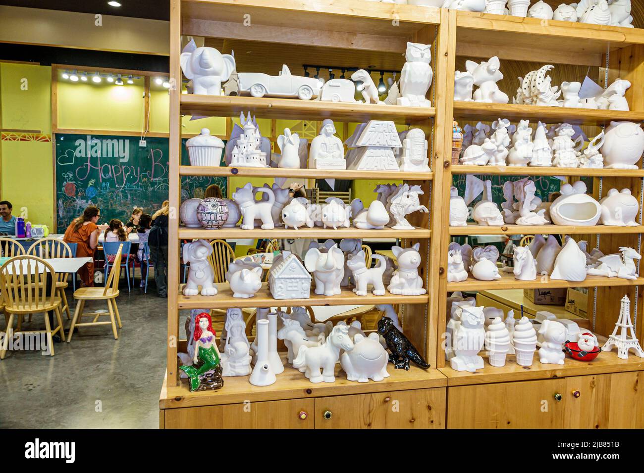 Hallandale Florida Miami, The Village at Gulfstream Park shopping, Color Me Mine Paint-it-yourself negozio di ceramiche, all'interno di vasi interni scaffali u Foto Stock