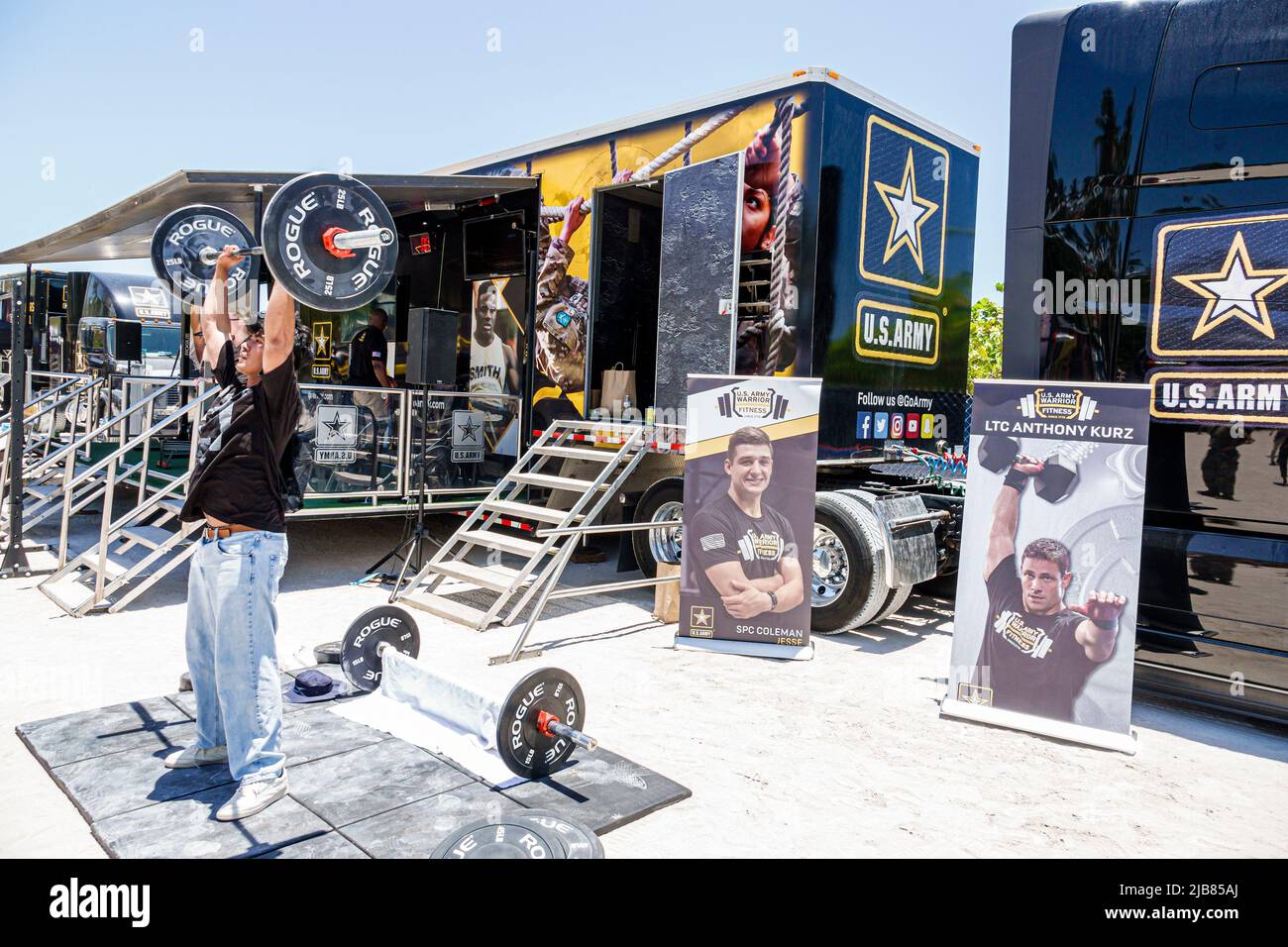 Miami Beach Florida, Hyundai Air & Sea Show Military Village venditori, espositori stand stand stand stand stand stand stand stand stand stand stand stand forze armate reclutamento Prom Foto Stock